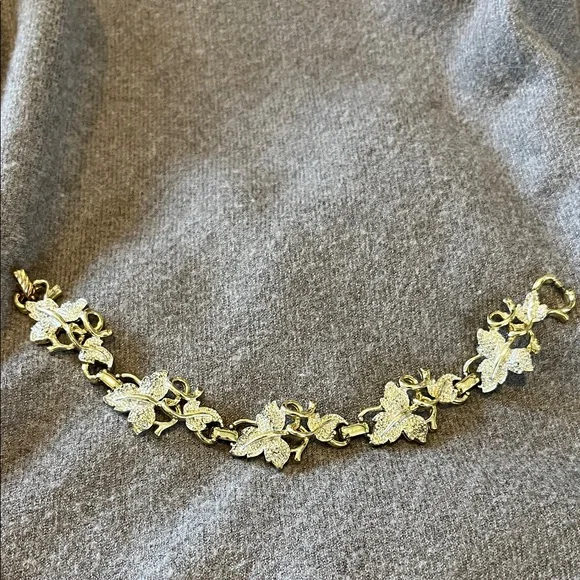 Sarah Coventry Two-toned Leaf Bracelet - Picture 1 of 6